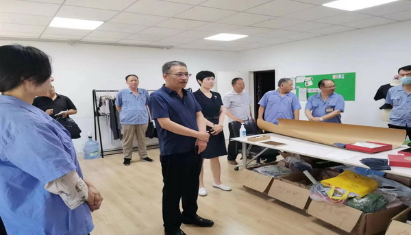 常山集團(tuán)黨委副書記、副董事長(zhǎng)、總經(jīng)理?xiàng)钊饎偟浇?jīng)編實(shí)業(yè)公司調(diào)研工作