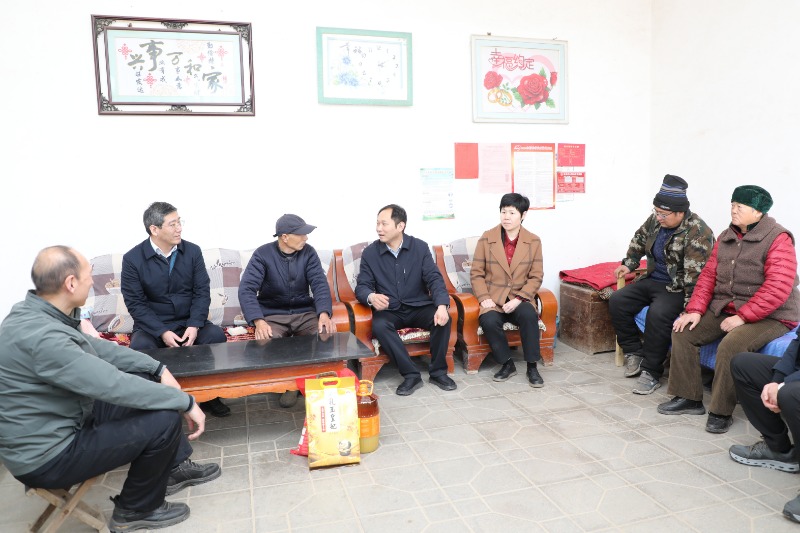 常山集團黨委書記、董事長張瑋揚率隊赴小琉璃村開展走訪慰問